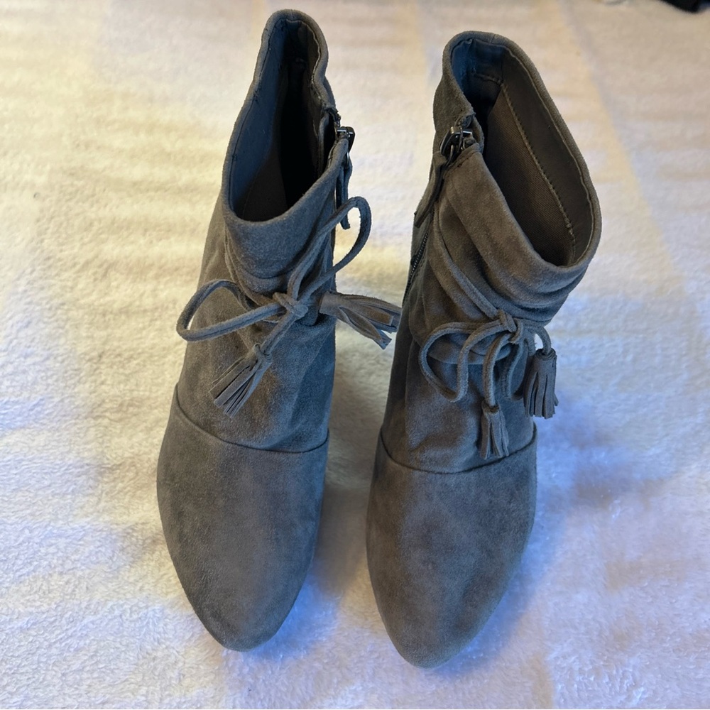 White House Black Market Women’s Suede Grey Ankle Boot Size 6.5